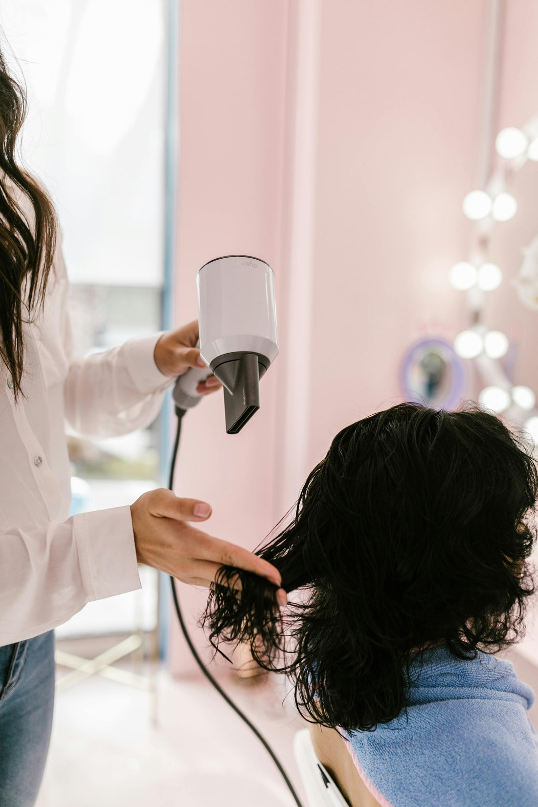 Cheveux brillants, séchage rapide : et si tout commençait par le bon appareil ?